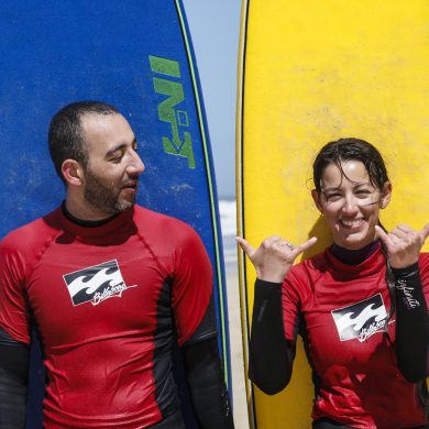 Deux élèves de l'école de surf